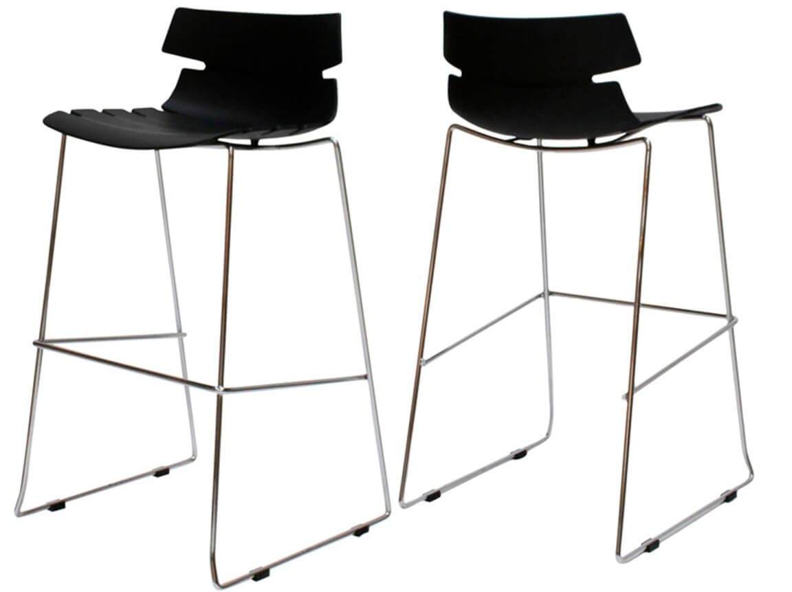 Udlejning / leje af høj barstol i elegant og let design. Fås i hvid og sort. Lejepris pr. dag kr. 175,-