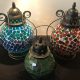 Udlejning / leje af mosaik lanterne. Super flotte lanterner med små glas-mosaikker i forskellige farver. Brug dem med fyrfadslys eller vores Duni LED-lys. Lejepris pr. dag kr. 50,-