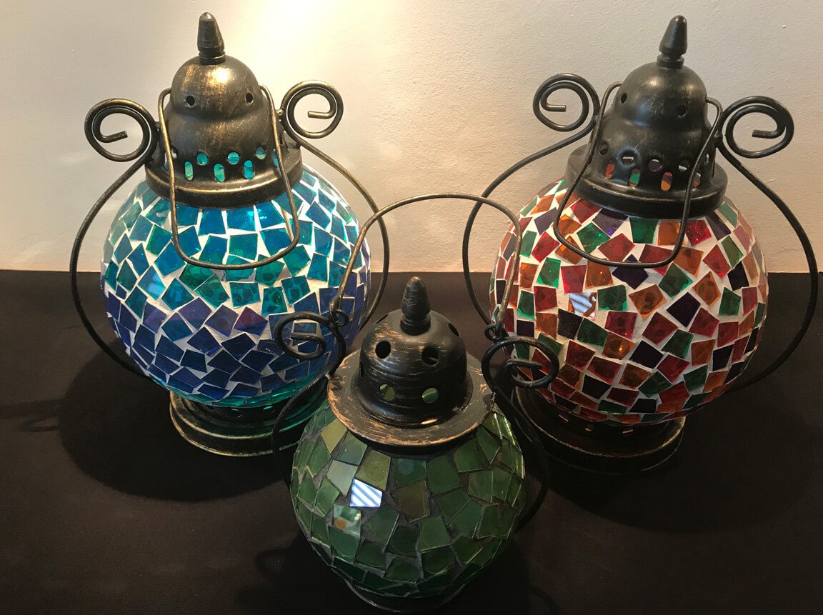 Udlejning / leje af mosaik lanterne. Super flotte lanterner med små glas-mosaikker i forskellige farver. Brug dem med fyrfadslys eller vores Duni LED-lys. Lejepris pr. dag kr. 50,-